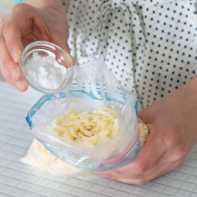 溶けるチーズは片栗粉適量を振りかけて冷凍すると、凍ってもパラパラで取り出しやすい。
