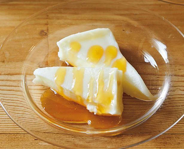 片栗粉＋牛乳を繰り返しレンチンするだけ！もっちもちの「くずもち風」おやつ