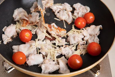 豚肉の色が変わり、片面が香ばしく色づいてくるまで焼きつけたら、しょうがも加える