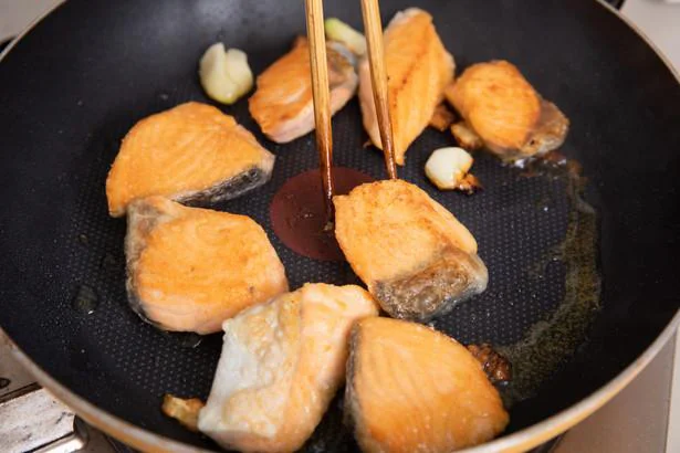 両面に香ばしい焼き色がつくまで焼きつける