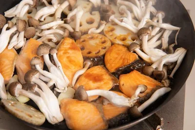 「しぼりたて生しょうゆ」をしめじに火を通すように焼きからめる