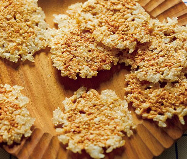 家にあるもので簡単に！カリッと食感がやみつき「チーズせんべい」