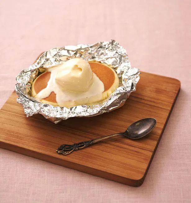  北海道チーズ蒸しケーキとエッセルスーパーカップ超バニラが朝ごはんに!?「ふわトロ食感！エッセルチーズフレンチトースト」『魔法のアイスレシピ』より