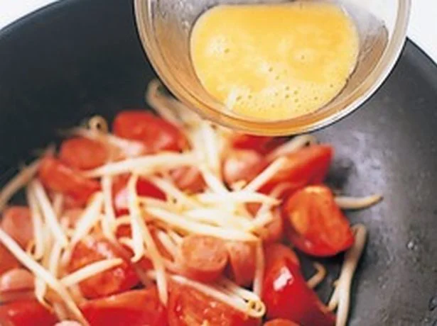 トマトは水分が多いため、卵でとじることで、うまみとともにまとまりやすくなる