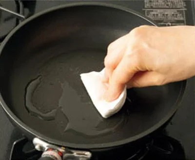 ホットケーキを焼くときの油はごくごく薄くして、余分な油はキッチンペーパーで拭き取りましょ