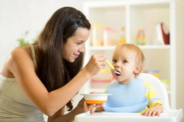 赤ちゃんとの食事が楽しくなる！「お食事エプロン」おすすめ5選