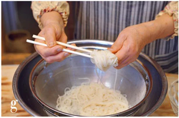 水気を切り、箸に食べやすい量ずつ巻きつけて盛る。