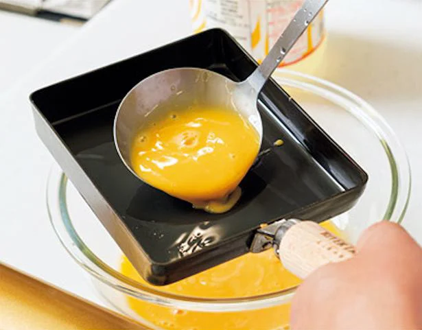 卵焼き器を熱し油を引き、卵液を薄く流し入れる