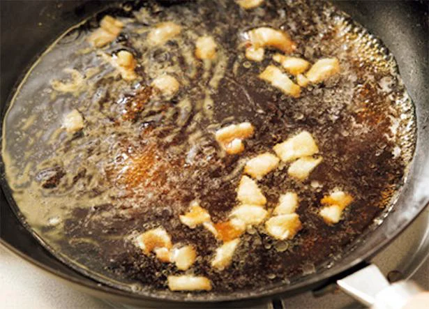 鶏肉の皮を煮汁に入れ、脂の旨味をよく引き出す