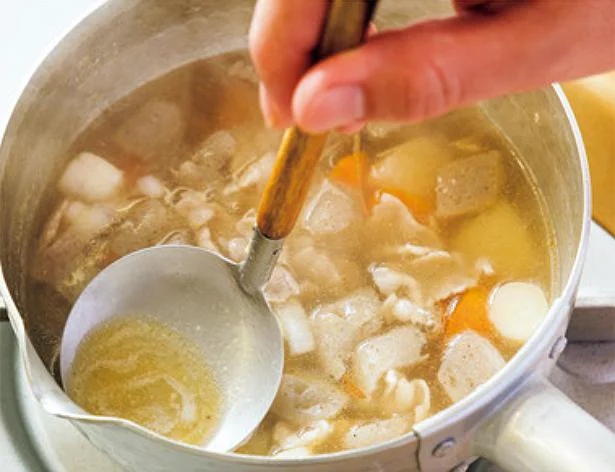 だしを入れたらアクを取りながら野菜の旨味を引き出す