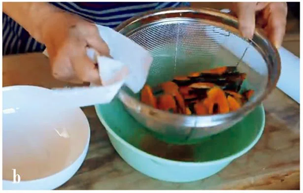 かぼちゃをザルに上げて水気を切り、キッチンペーパーでかぼちゃの表面の水気を軽く取る。