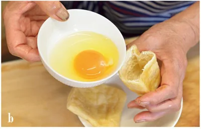 油揚げは熱湯をかけて油抜きし、半分に切って開く。小鉢に卵を割り、油揚げに1個ずつそっと入れる。