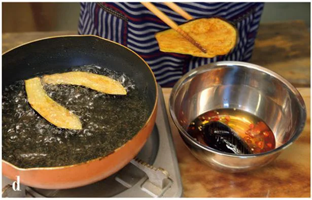 3.フライパンにサラダ油を3cm深さに入れ170℃に熱する。キッチンペーパーでなすの水気を取り、切り口を下にして1分ほど揚げ、裏返して1分ほど揚げる。熱いうちに1に入れる。
