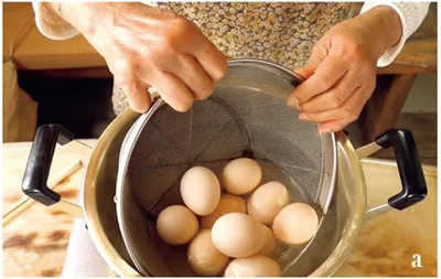 鍋にたっぷりの水を入れて沸かし、塩、酢を入れる（塩と酢を入れると後で殻がむきやすくなります）。鍋に卵を入れ強めの中火でゆでる。固ゆでにしたいなら10分、半熟なら7分ゆでる。ザルに卵を入れすべらせるように鍋に入れると割れずに入ります。スプーンで卵を1個ずつ取り出し、すぐに氷水に入れるか、流水にさらして完全に冷やす。スプーンですくったとき、すぐに殻が乾くならゆで上がっています。乾くのに時間がかかるようなら半熟です。冷やすとき、卵同士をあてて殻に傷をつけておくと、殻の中に水が入りむきやすくなります。