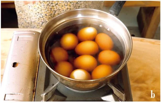 たれを作る。鍋に水500ml、砂糖大さじ3、しょうゆ180ml、和風だしの素 少々を入れて火にかけ沸騰したらすぐに火を止める。卵の殻をむき、水を張ったボウルに入れ、細かい殻を取り除いて、先ほどのたれの鍋に入れて火にかけ、沸騰する直前に火を止めて、そのまま冷ます。
