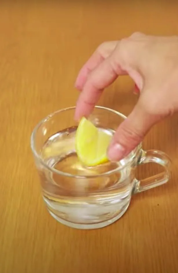 耐熱容器に水とレモンを入れる