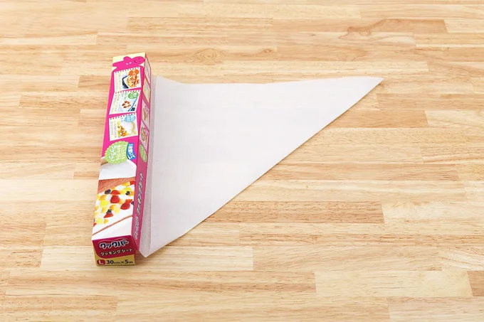 「クックパー®クッキングシート(L)」を折り紙のように三角形に折り、30×30cmの大きさに切る
