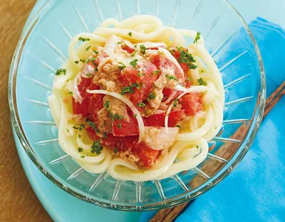 トマトやレモン汁でさっぱり！切ってのせるだけ「ツナトマイタリアンうどん」