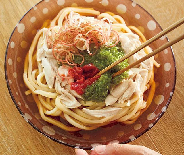 梅の風味でさっぱり！レンチンで作る「ささ身とめかぶの梅うどん」