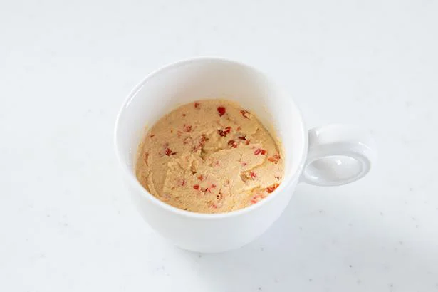 作り方3:おからパウダー、小麦粉、ベーキングパウダーを加え、全体が均一になるまで混ぜて表面を平らに整える。
