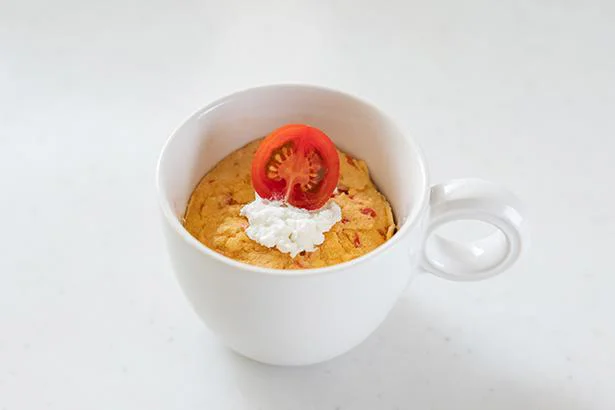 作り方5:カッテージチーズ、飾り用のミニトマトを乗せて出来上がり!