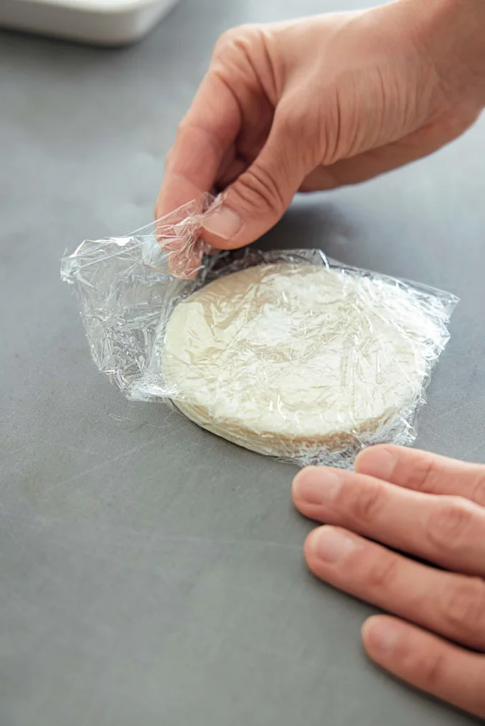 皮は5〜6枚ずつ重ねてラップに包んで冷凍保存用袋に入れて冷凍。