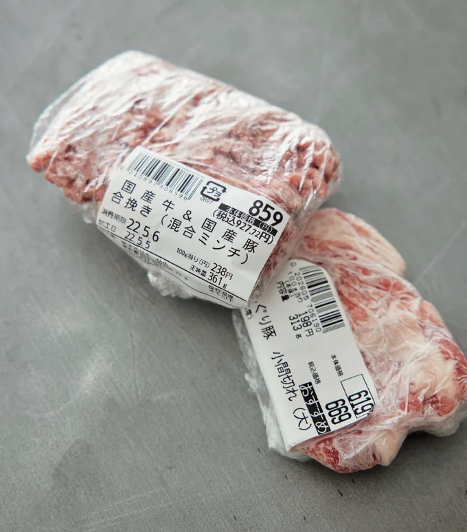 少量の肉はすぐ冷凍。パックのラベルがついたラップで肉を包めば、肉の種類と購入日が一目瞭然。