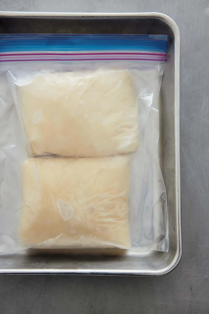 ホワイトソースは1カップ分ずつラップで薄く平らに包み、冷凍用保存袋に入れて小分け冷凍。