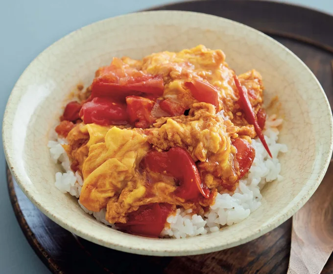 トマトの酸味にまろやかな卵がマッチしてご飯が進む！「トマたま丼」