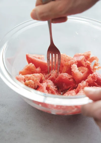 冷凍カットトマトは、半解凍にし、フォークで粗くくずす。