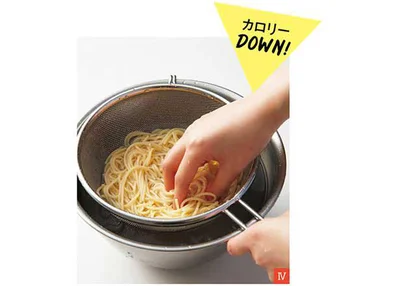 加熱したスパゲッティをざるにあけ、氷水で冷やす