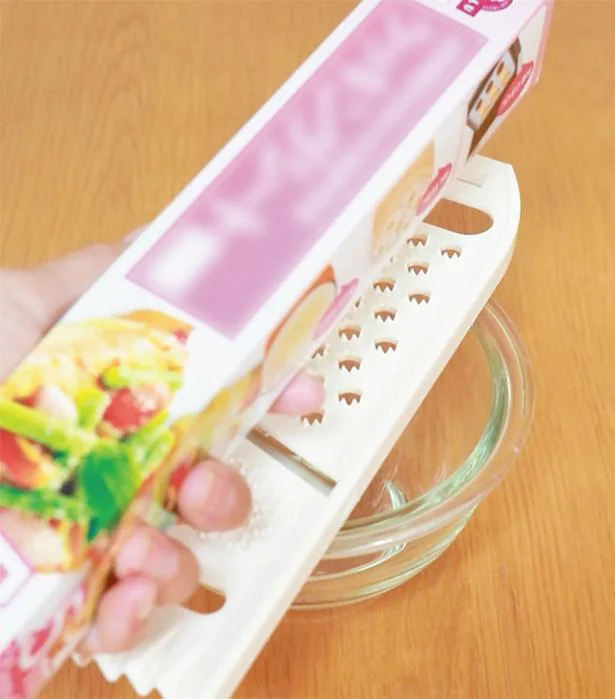 おろし器を使う時に便利なのがクッキングシート! 次の画像で使い方をご紹介します。