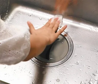 2.ネットに洗剤をつけて洗い場をゴシゴシ……。