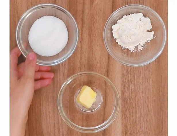 １．グラニュー糖または白砂糖小さじ4、バター15g、小麦粉小さじ4を用意します。