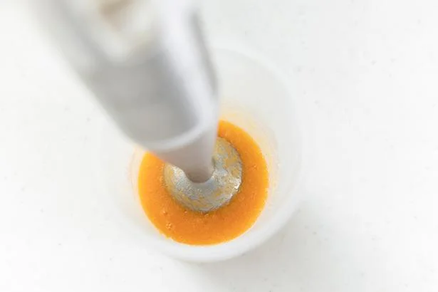 ジュースの作り方3:ミキサーに2のにんじんとりんご、水(100ml)を入れ、攪拌する。