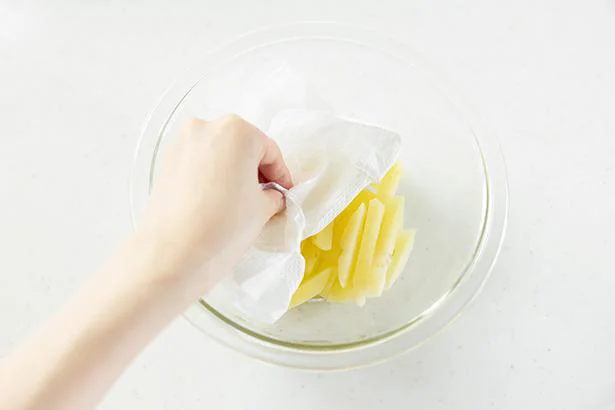 ポテトの作り方3:水分を軽く拭き取る。