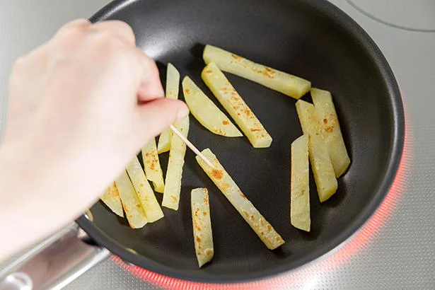ポテトの作り方5:表面に焼き色がつき、楊枝がすっと通るまで焼く。
