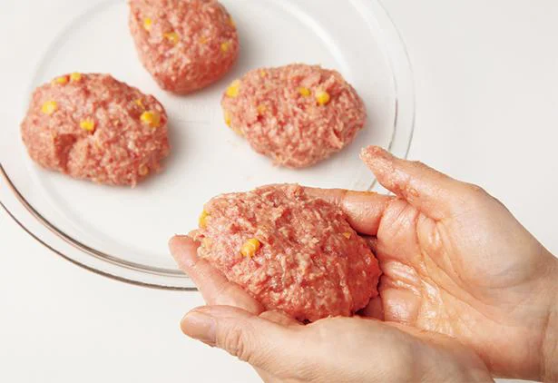 ハンバーグだねを4等分し、だ円形(少し長めの円形)にして、さらにならべる