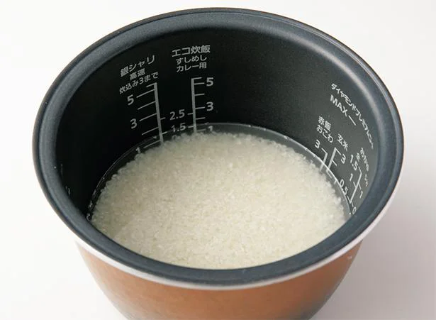 米をあらって、すいはんきの内がまに入れる