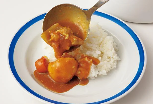 うつわにごはんをもり、玉じゃくしでカレーをかける