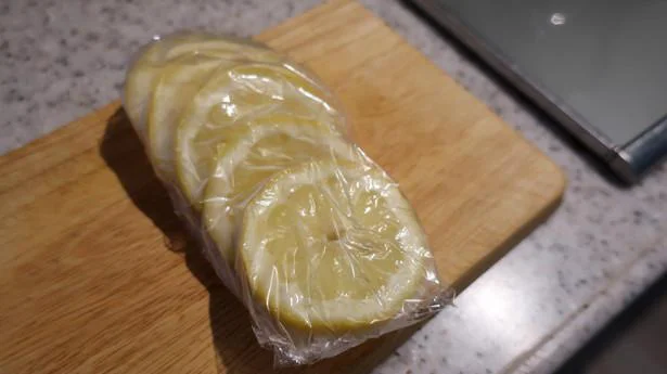 レモンの輪切りをちょっとずらして冷凍
