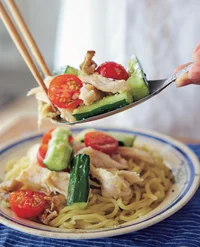 悩ましい夏休みランチに！ サラダチキンで加熱いらずのぶっかけ麺＆ご飯