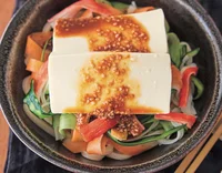 暑くてもこれなら食べられる！ ひんやり豆腐をのせるだけで簡単「中華風冷ややっこぶっかけ」