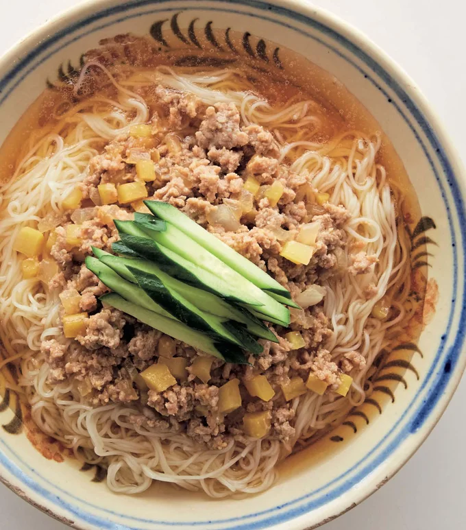 たくあん入りの肉みそをたっぷりかけて「ジャージャー麺風ぶっかけ」