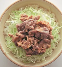 火を使わないしょうが焼き！ さっぱり風味で箸が進む「豚こまの梅しょうが焼きぶっかけ」