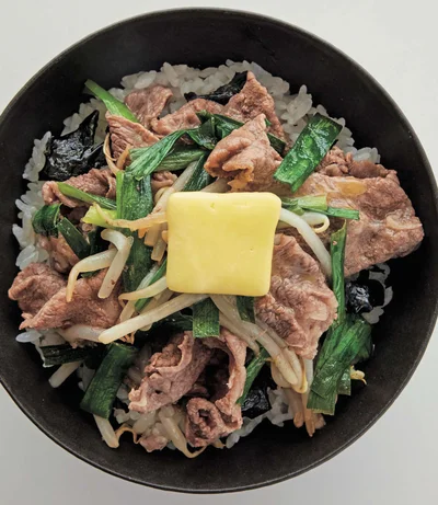 牛肉たっぷりでスタミナつけて！ 夏を乗り切る一皿ごはん「牛こまとにらのバタポンぶっかけ」