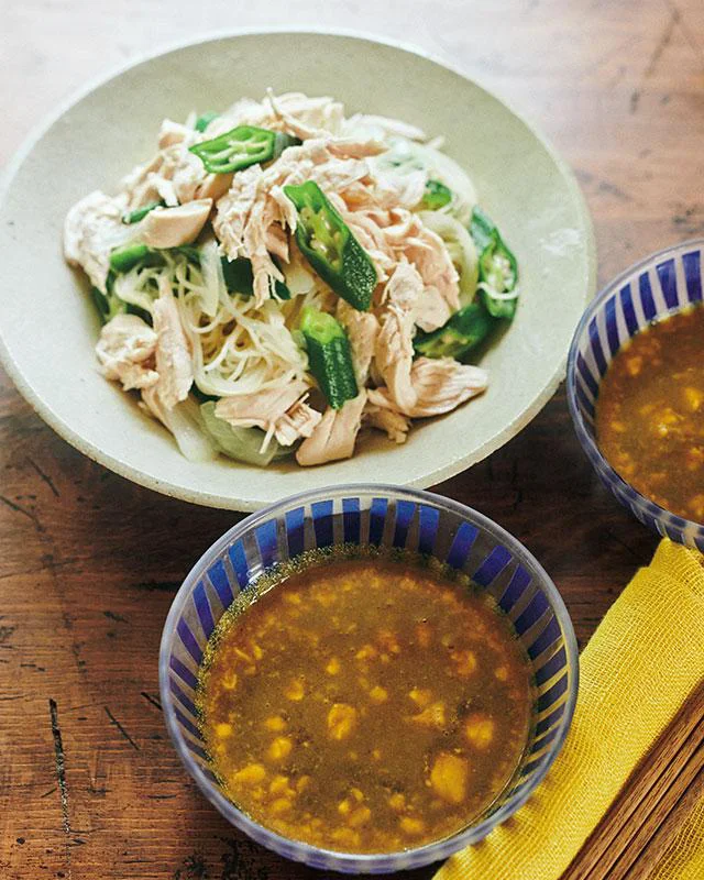 夏休みランチに！ 新発見のコクまろ味「ささ身とオクラのカレークリチつけめん」