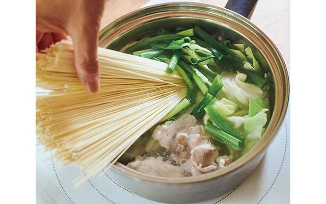 肉、そうめん、野菜を一度にゆでる