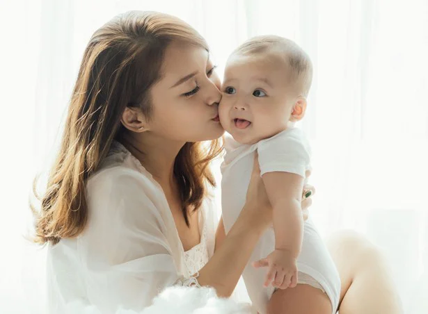 世間のママの8割がしてる！？ スザンヌもしている“息子とのキス”がネットで議論に