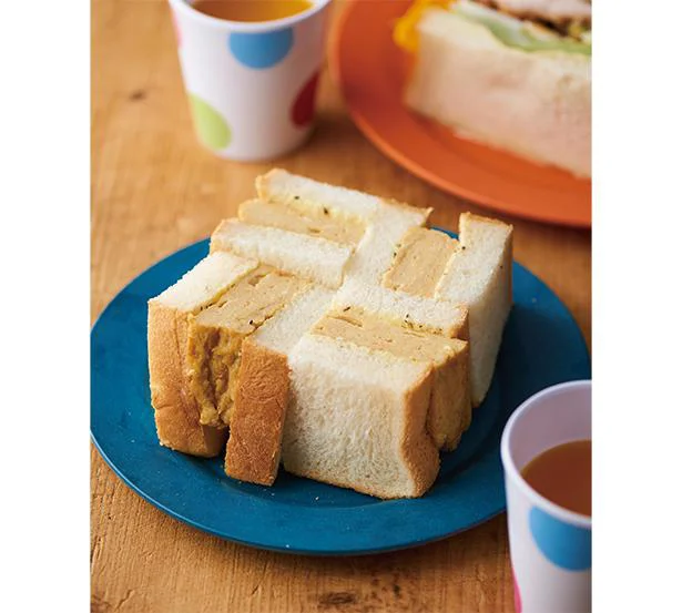 実はフライパンで作れちゃう！断面がかわいい「だし巻き卵サンド」【SNSで大人気！ごちそうおうちごはん】